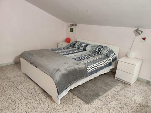 阿斯科利皮切诺La Mansarda的白色床头柜的房间的一张白色床