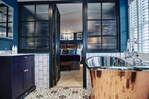 埃格姆Kings Arms的一间带两个盥洗盆的浴室和一间客厅。