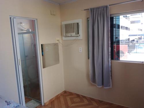 马塞约Hostel Morais的带淋浴和窗户的小客房