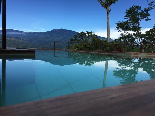 图里亚尔瓦Bella Vista Ranch Ecolodge的山景游泳池