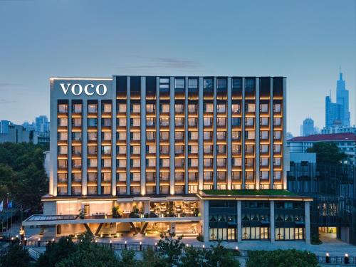 南京南京东方珍珠voco酒店的上面有唱片标志的建筑