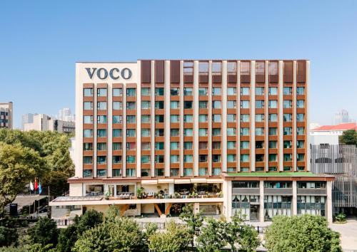南京南京东方珍珠voco酒店的上面有粘胶标志的建筑