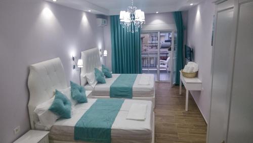 萨兰达Apartments Flower Residence的绿白色客房内的两张床