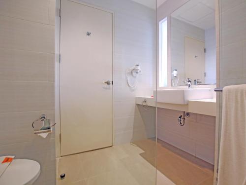 沙马林达哈里斯酒店的一间浴室