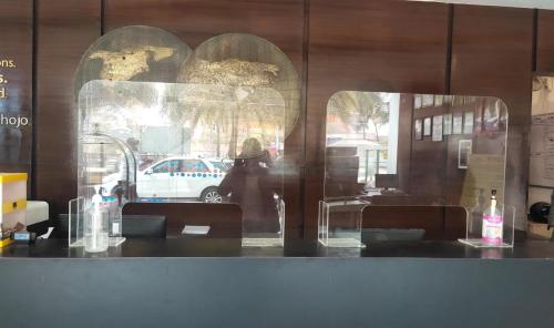 班加罗尔Howard Johnson By Wyndham, Hebbal, Bengaluru的餐厅的窗户,里面装有警车