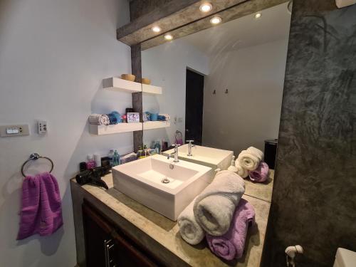 涛岛Priscilla Villa的一间带水槽和镜子的浴室