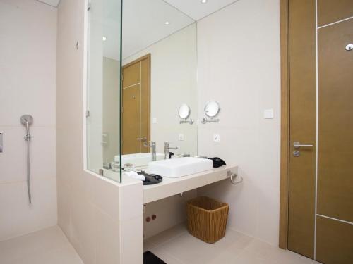 长滩岛Aqua Boracay的一间带水槽和镜子的浴室