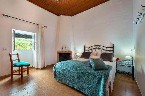 圣安东尼奥Villa Can Cova Camp的卧室配有1张床、1张桌子和1把椅子