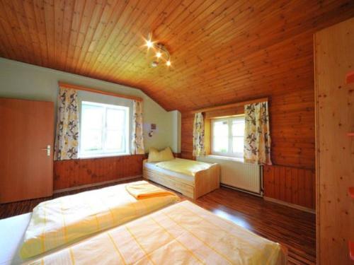 Vordernberg皮尔查公寓的一间卧室设有两张床和两个窗户。