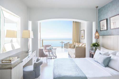 撒尼海滩撒尼海滩酒店的酒店客房设有一张床,享有海景。
