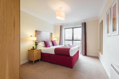 布里斯托普瑞米尔布里斯都酒店红崖套房公寓的酒店客房设有床和窗户。