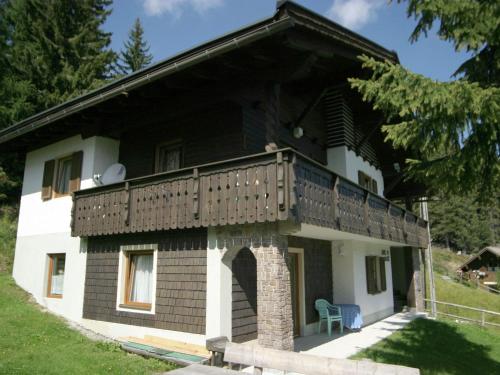 索内纳尔佩·纳斯费尔德Apartment in Sonnenalpe am Nassfeld in Carinthia的房屋的顶部设有阳台