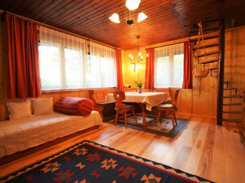索内纳尔佩·纳斯费尔德Chalet in Nassfeld ski area in Carinthia的卧室配有一张床和一张桌子