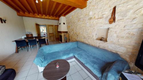 La BurbancheL'Horizon的客厅配有蓝色的沙发和桌子