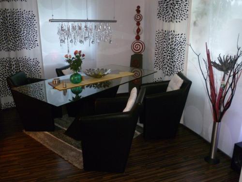 梅伦昂比恩蒂度假屋的一间设有玻璃桌和椅子的用餐室