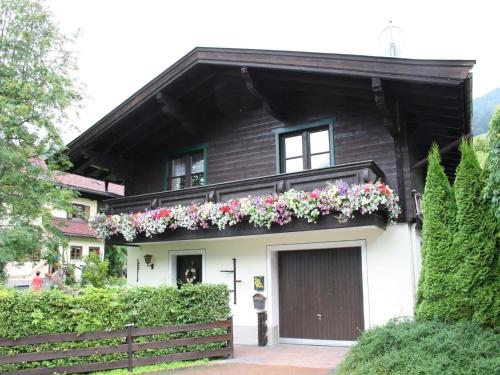 莱奥冈Chalet in Leogang Salzburg with garden的上面有鲜花的房子