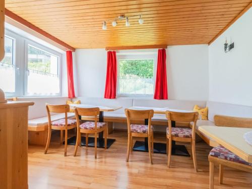 PillerHoliday home in Wenns Piller with 3 terraces的一间带桌椅的用餐室