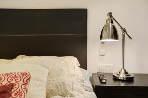 大加那利岛拉斯帕尔马斯Vcv Apartamento San Telmo的一间卧室配有一张带台灯的床铺,