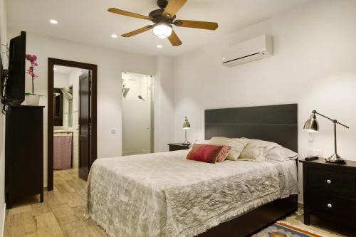 大加那利岛拉斯帕尔马斯Vcv Apartamento San Telmo的一间卧室配有一张床和吊扇
