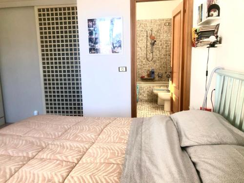 圣马力诺B&B Curva della Palma的一间卧室配有一张床,浴室设有卫生间