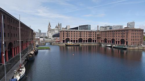 利物浦快捷假日利物浦阿尔伯特码头酒店的城市中一条有船的河流