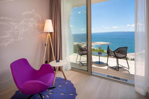 斯普利特丽笙Spa及度假村的海景客房 - 带紫色椅子