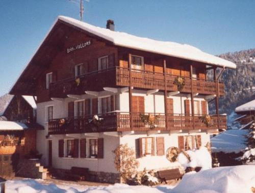 莫尔济讷Chalet Bois Vallons Chambres d'Hôtes的雪中大建筑