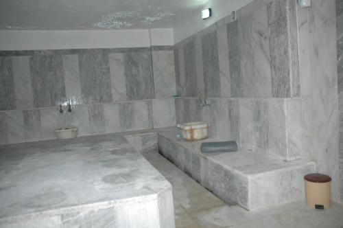 库萨达斯阿罗拉酒店 的一间带两个卫生间和石墙的浴室