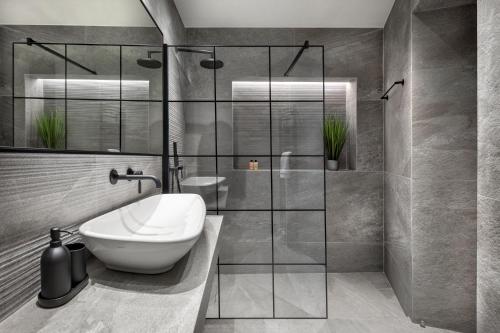 雅典J&A Luxury Residence的一间带水槽和玻璃淋浴的浴室