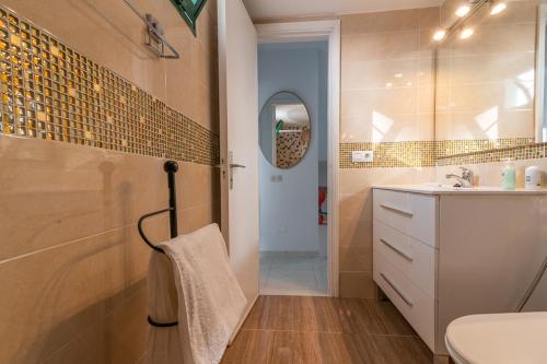 马斯帕洛马斯Deluxe Duplex Bungalow Private Parking的一间带水槽、卫生间和镜子的浴室