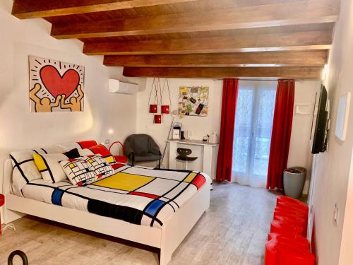 拉古萨LaVallata87的一间卧室配有床和红色窗帘