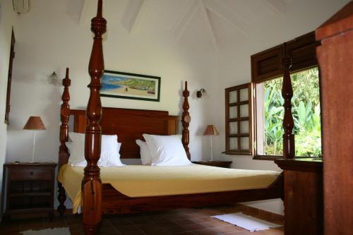 圣克洛德莱斯苏铁度假屋的一间卧室设有一张床和一个窗口