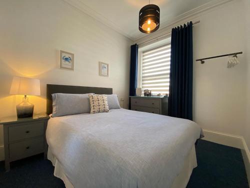 托基Rooms At Babbacombe的一间卧室设有一张大床和一个窗户。