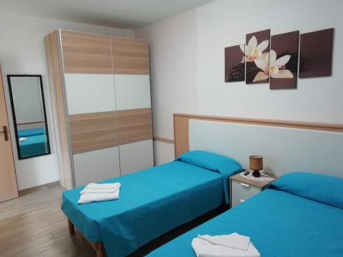 科雷多Appartamento "Laghet" a piano terra con giardino的酒店客房,设有两张床和镜子