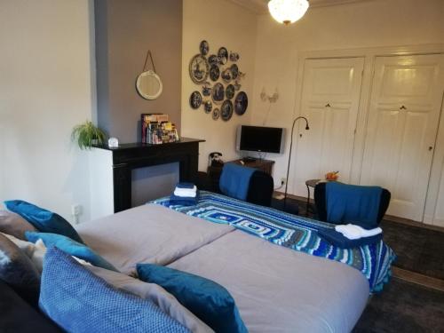 阿纳姆Bed and Breakfast Raapop的一间卧室配有两张床和两张蓝色椅子