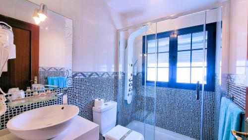 塞博河畔卡莱塔La Graciosa Mykonos Beach, Junior Suite的带淋浴、卫生间和盥洗盆的浴室
