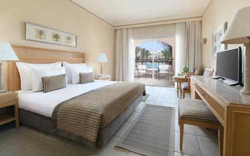 赫尔格达贾兹马卡迪星级Spa度假村的酒店客房设有一张大床和一台电视。
