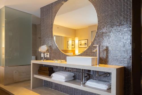 圣保罗圣保罗布鲁酒店的一间带水槽和镜子的浴室