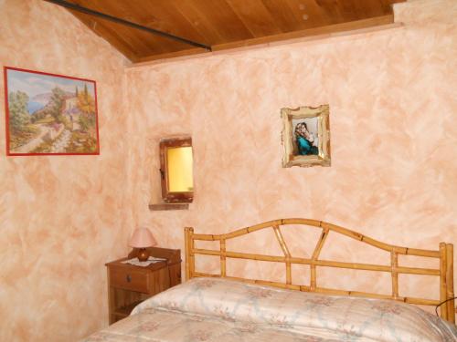 文蒂米利亚松鼠农家乐的卧室配有一张床,墙上设有镜子