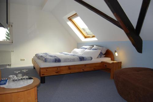 Gau-AlgesheimKronenhof - Wein und Ferien的一间卧室配有一张床和天窗