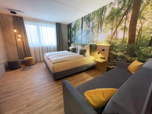 LichtenauHotel am Sonnenlandpark的酒店客房,配有床和沙发