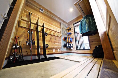 饭山市Tombi Lodge - Vacation STAY 14464v的墙上放着一束滑雪板的房间