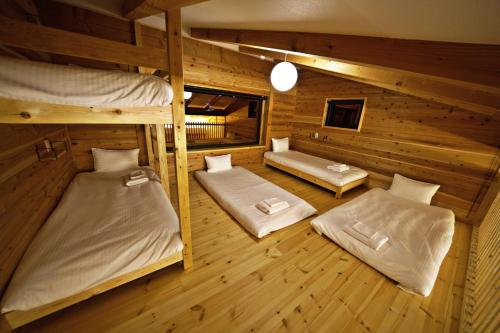 饭山市Tombi Lodge - Vacation STAY 14464v的客房享有高空的景致,配有2张双层床。
