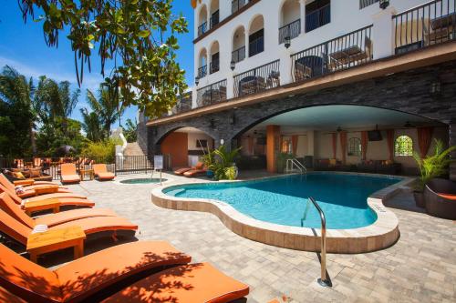 圣徒皮特海滩萨莫拉酒店的酒店拥有游泳池和躺椅