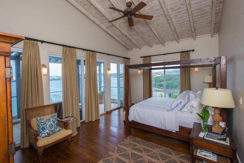 Lance aux ÉpinesMarks Reef的一间卧室配有一张床和吊扇