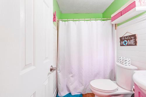 默特尔比奇Cherry Grove 26的一间带卫生间和淋浴帘的浴室