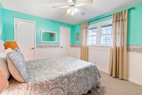 默特尔比奇Cherry Grove 26的一间卧室配有一张床和吊扇