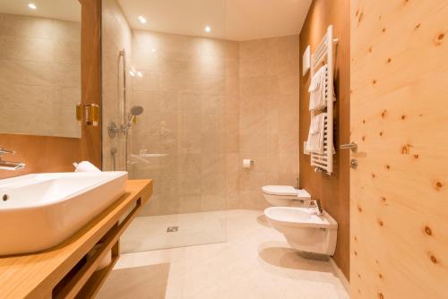 Fleres丽景酒店的浴室设有2个卫生间、水槽和淋浴。