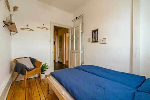 比尔Eigene Wohnung im Stadtzentrum mit wunderschöner Dachterrasse的一间卧室配有蓝色的床和椅子