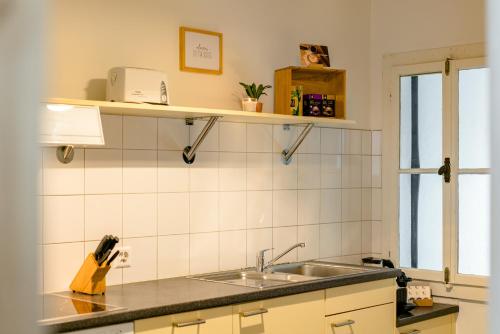 比尔Eigene Wohnung im Stadtzentrum mit wunderschöner Dachterrasse的厨房配有水槽和台面